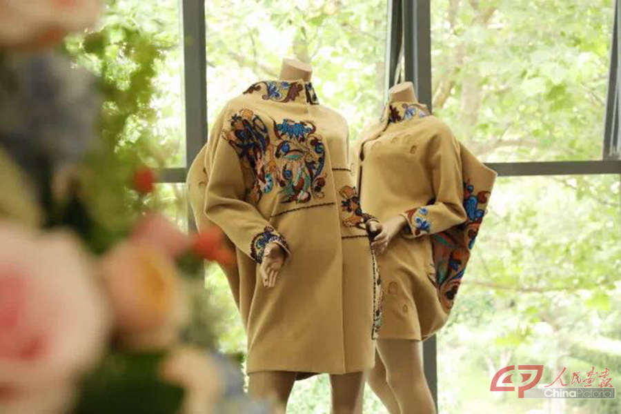 3-“敦煌服饰文化创新设计服装服饰”展览也同时在“敦煌服饰文化研究暨创新设计中心”举行。.jpg