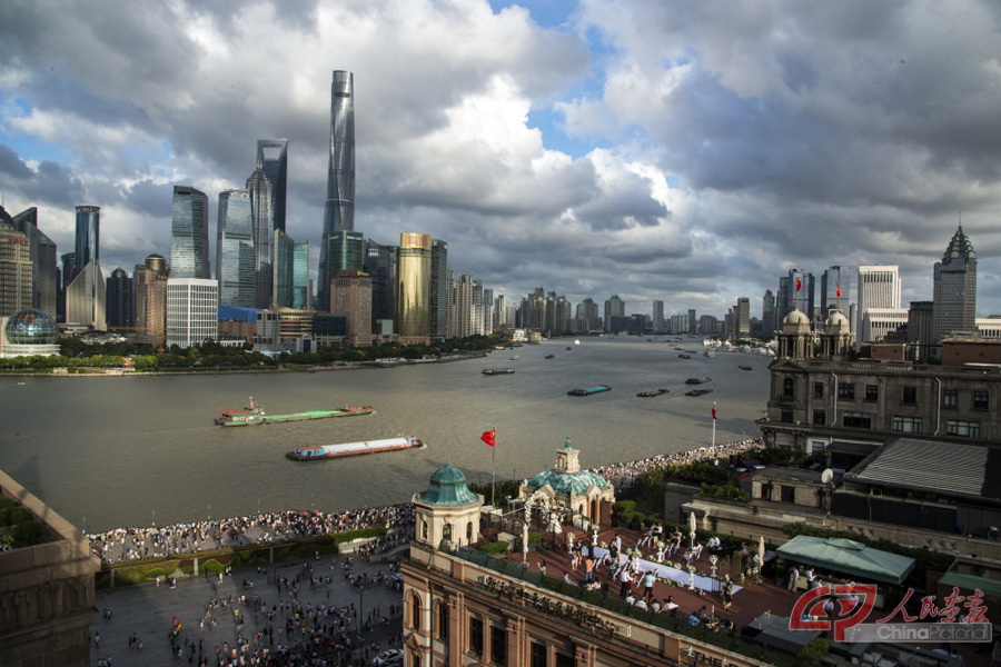 1-03,2018年8月19日。从上海和平饭店屋顶远眺今天的黄浦江两岸。朱耀忠（中国）摄.jpg