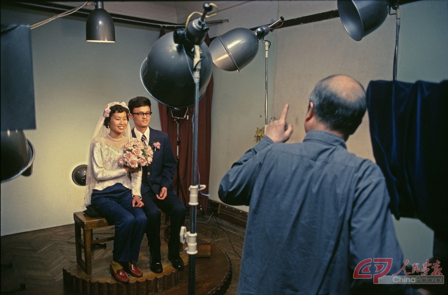3-05，1980年8月，上海一对新人在拍结婚照。布鲁诺·巴贝（法国） 摄.jpg