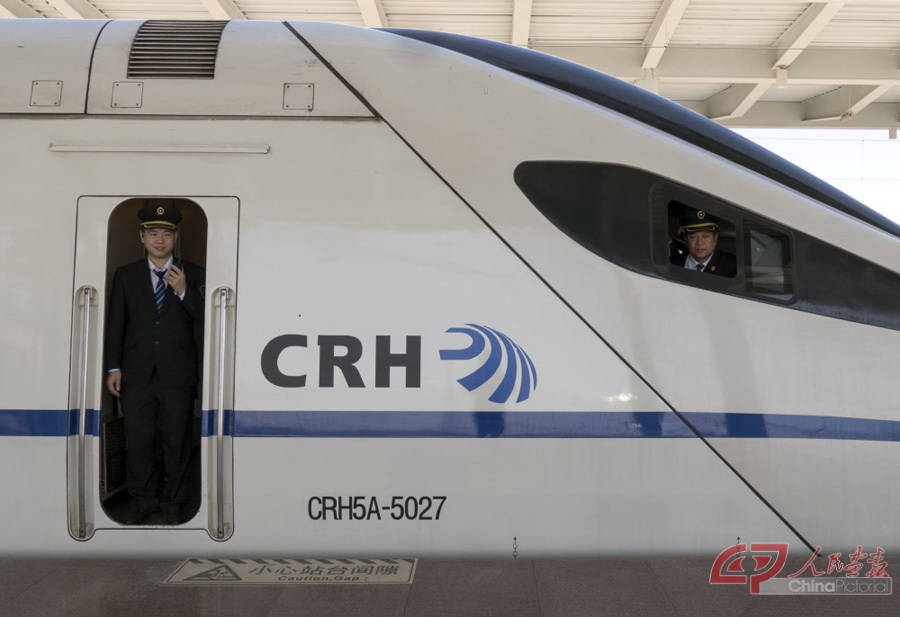 4-09,2018年4月27日珲春。CRH5A型动车组是北方运行的主要车型，换乘司机正在确认列车状态。刘慎库（中国）摄.jpg