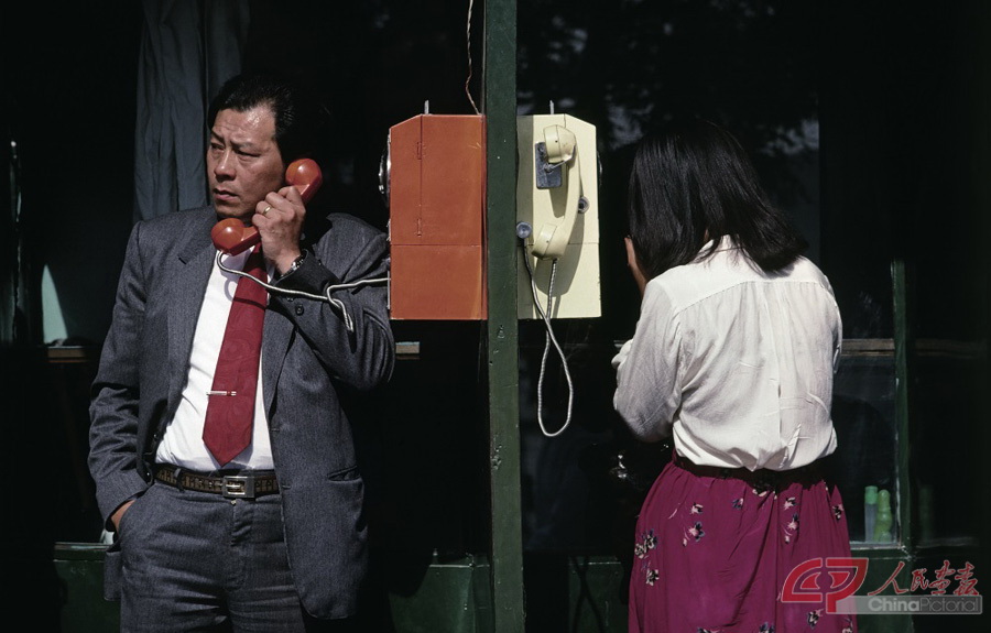 4-07，1987年，北京前门。路边电话亭。阎雷（法国） 摄.jpg