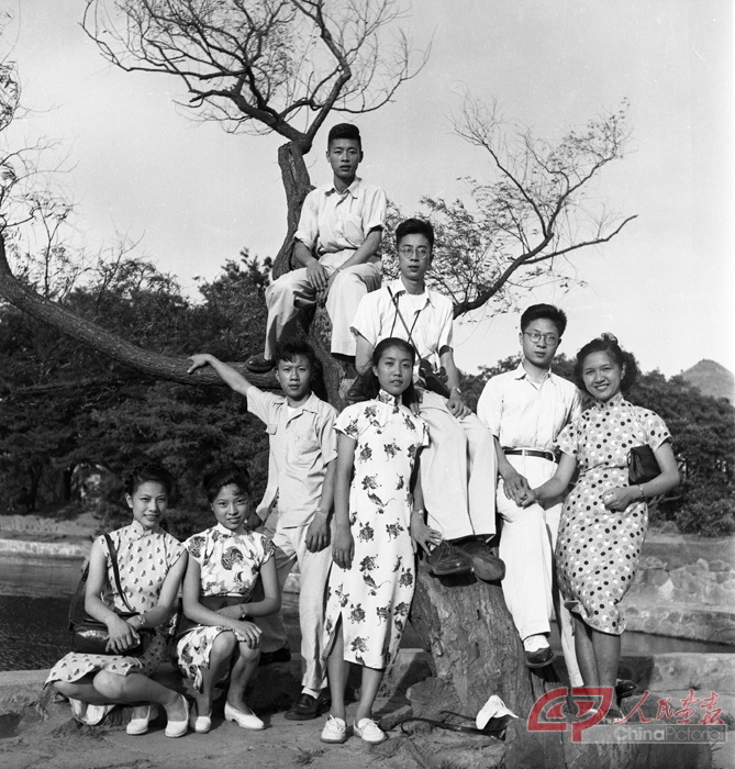 1947年，周海婴（右三）、马新云（右四）在热恋中。这是他们邀请马新云三位女友和她们的未婚夫一起游玩、合影（自拍照） ，上海，45.5cmx46.2cm.jpg