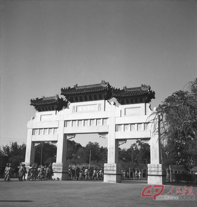 1949年，解放军进城，北京，46cmx43.8cm.jpg