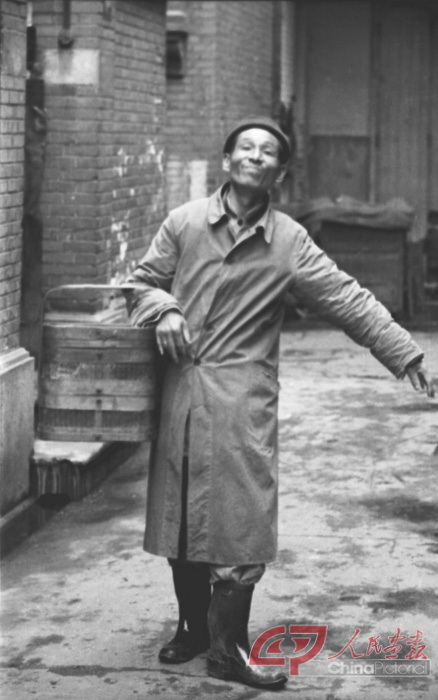1949年，霞飞坊弄堂里的熟食小贩 ，上海，55.9cmx35cm.jpg