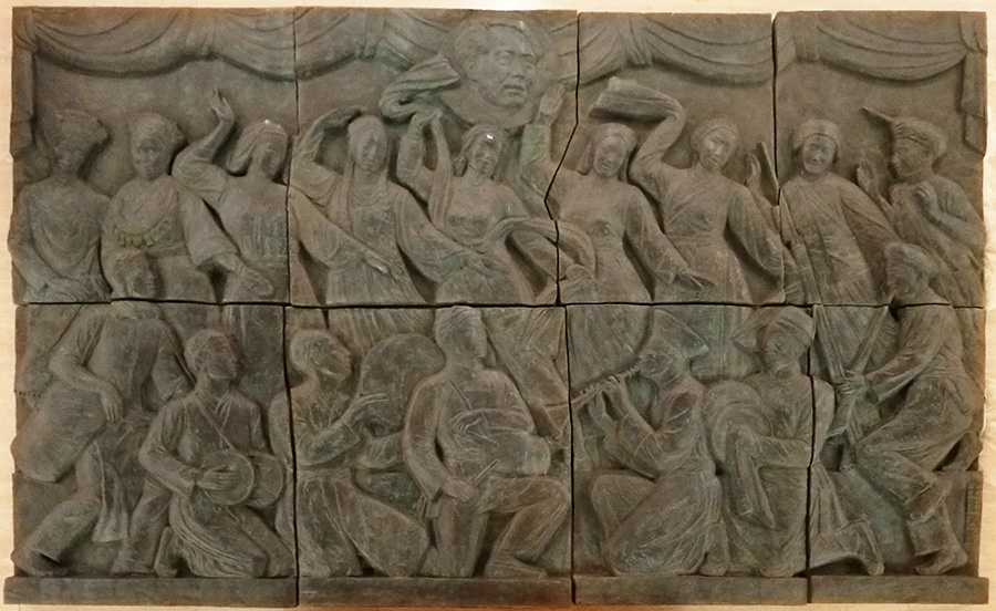 王临乙 民族大团结（多民族）240×380×11cm 铸铜 1951 中国美术馆藏.jpg