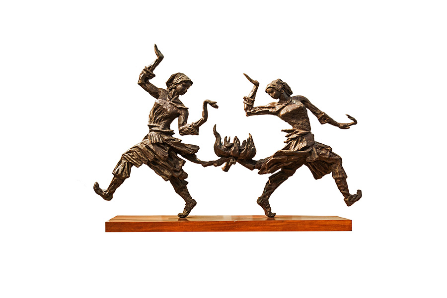 冯国豪 三月三（苗族）106×26×80cm 铸铜 2008.jpg