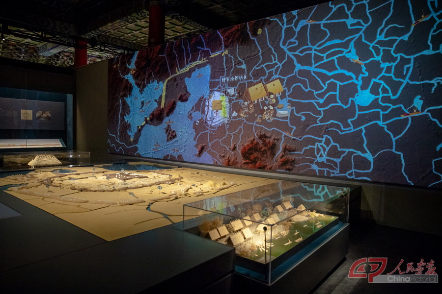 “良渚与古代中国——玉器显示的五千年文明展”展览现场以沙盘的方式呈现良渚古城遗址GSS_6721.jpg