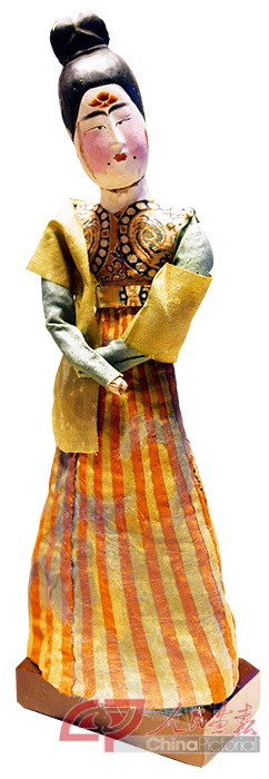 绢衣彩绘木俑，唐代，1973年吐鲁番阿斯塔那206号墓出土，新疆维吾尔自治区博物馆藏（摄影：刘桐） 副本.jpg