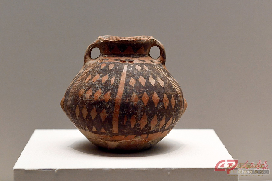 双耳彩陶罐，距今3800-3600年，哈密天山北路墓地出土，新疆维吾尔自治区博物馆藏（摄影：刘桐）.jpg