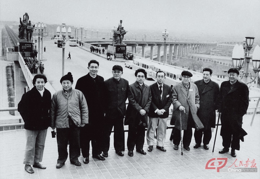 1976年日本三刊访华团访华团参观南京长江大桥.jpg