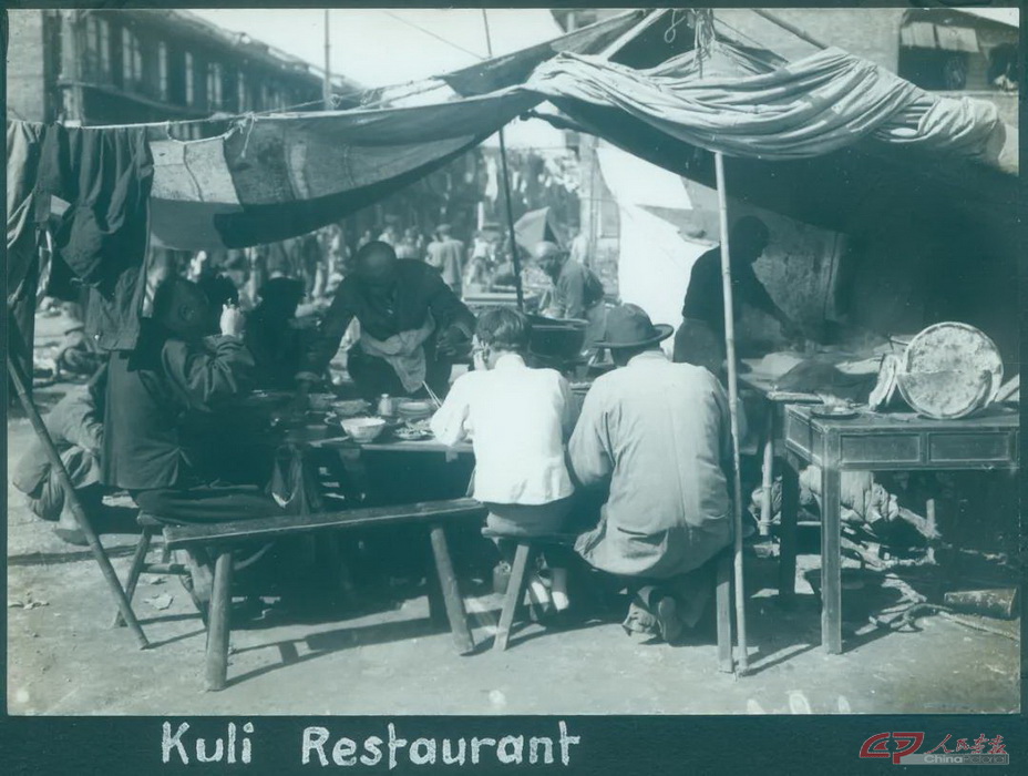 街头小吃摊  上海  20世纪30年代  摄影／怀特·沃特基.jpg