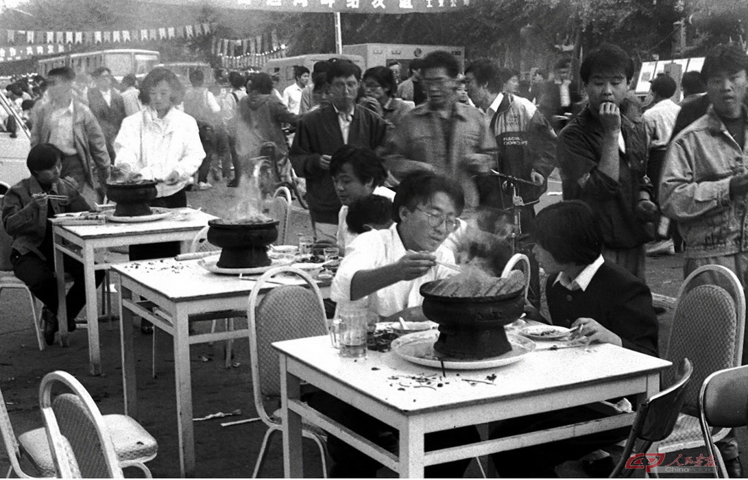 通州新华小吃街  北京  1989年  摄影／季懋中.jpg