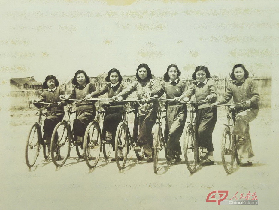 初三女生毕业合影  上海 1950年  提供／吴开标.jpg