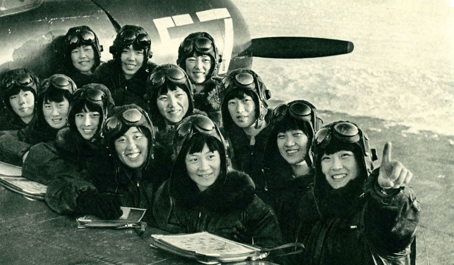 1.北国的空军某航校机场,我国第五批女飞行学员中的山东姑娘。甘玉明 徐殿龙 谭先德摄。《山东画报》1983年第8期.jpg