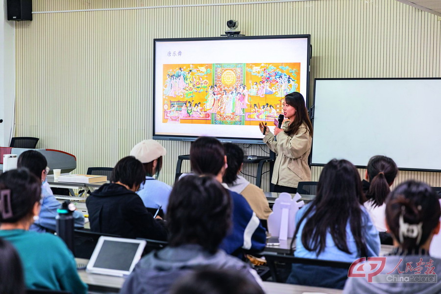 陕历博走进西安美术学院开展唐墓壁画相关讲座.jpg