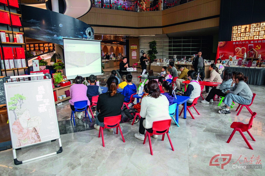 陕历博走进新华书店航天书城开展讲座.jpg