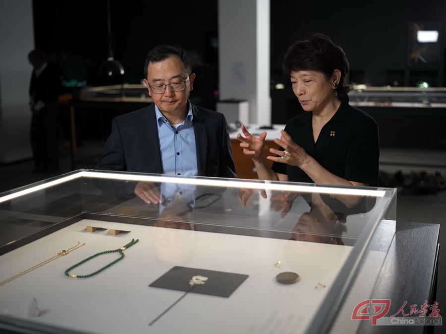 3、中国驻法兰克福总领馆文化领事唐利文与展览学术主持、中央美术学院教授滕菲现场交流.jpg