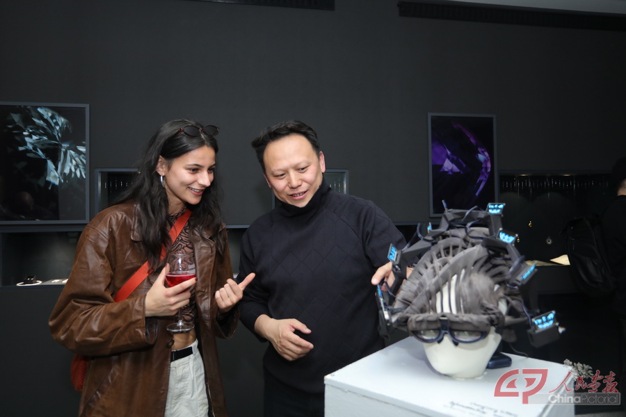 6、现场观众参观展览.JPG
