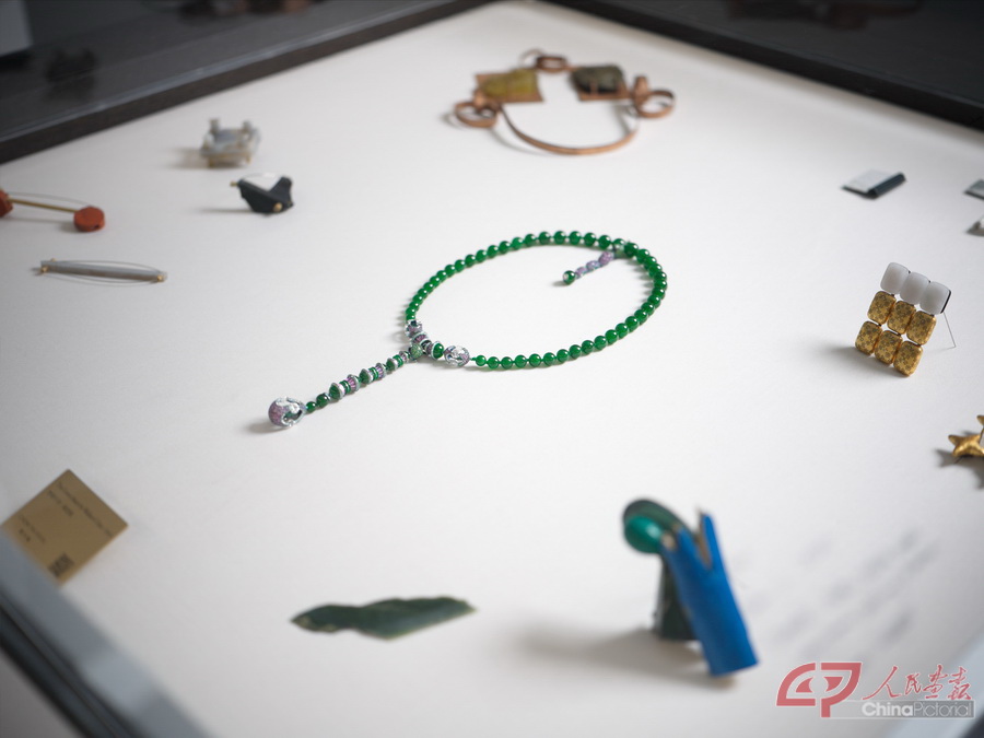 17、周大福珠宝《妙翠千寻》翡翠项链展出现场.JPG