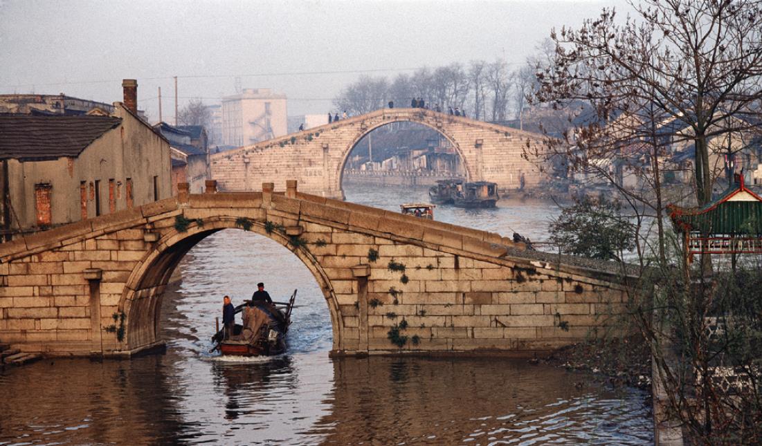 39-1982年 江苏苏州  大运河上的古石桥（后为吴门桥）.jpg