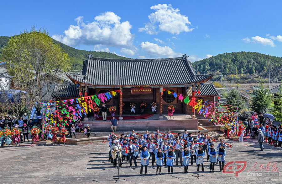 石龙村群众在村里的文化广场演出，DSC_8640.jpg