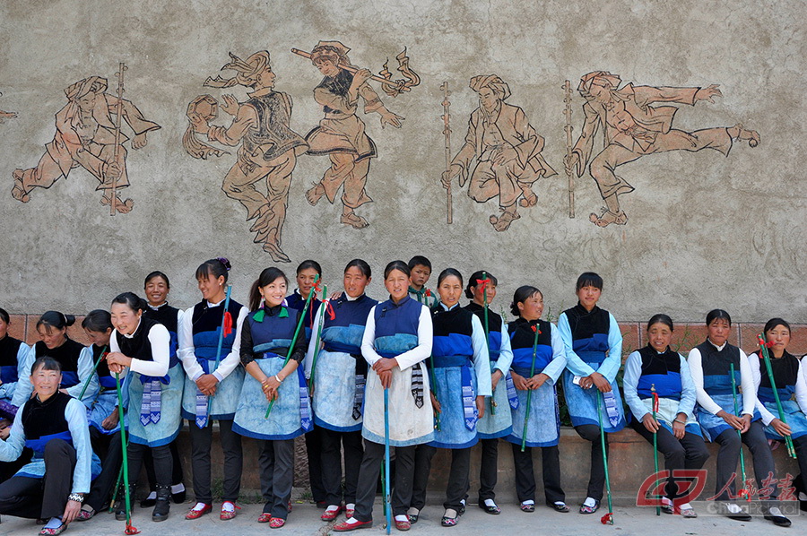 身着剑川传统白族服装的石龙村群众。_DSC0268.jpg