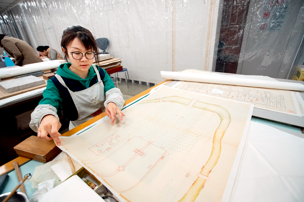 国家图书馆古籍修复人员郭志新在修复样式雷图档。.png