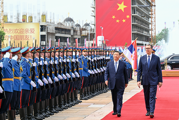 0508国家主席习近平在贝尔格莱德塞尔维亚大厦同塞尔维亚总统武契奇举行会谈。这是会谈前，武契奇为习近平举行隆重欢迎仪式。.png