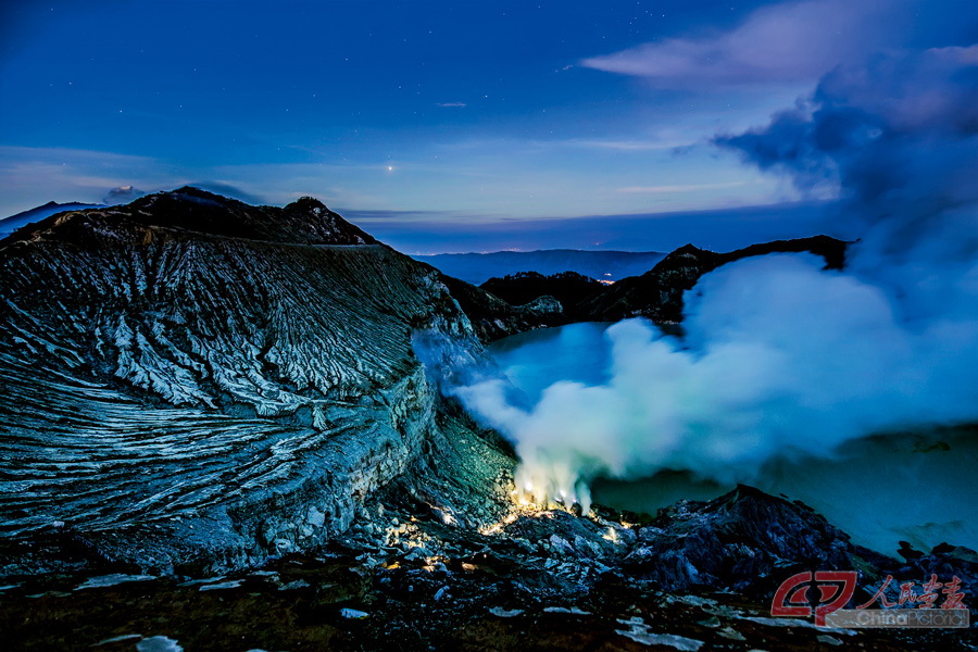 14-印尼伊真蓝火火山的日出.jpg