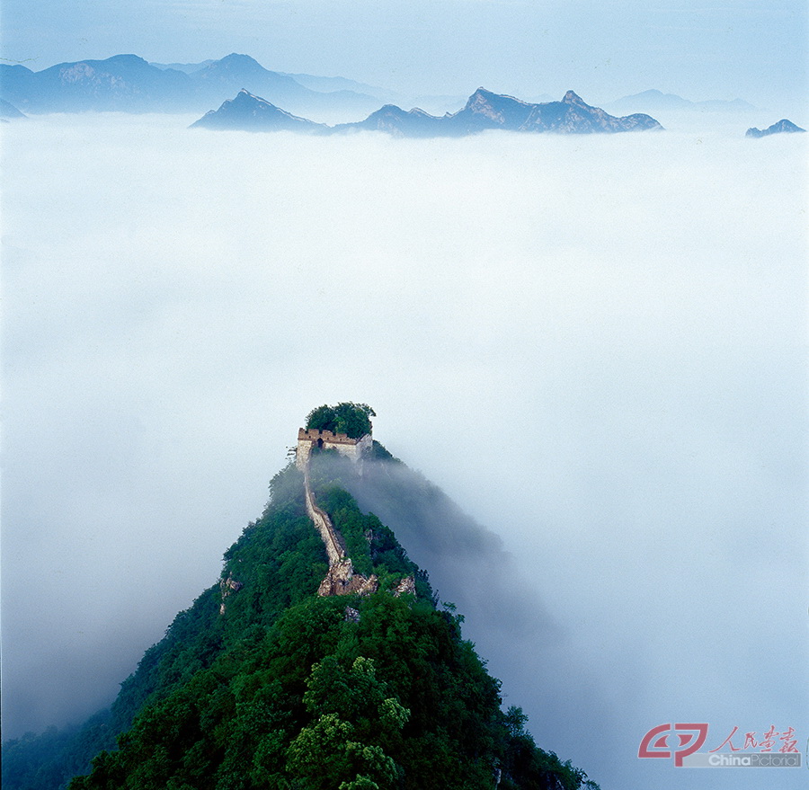 雾漫长城 摄影 梁建勇.jpg