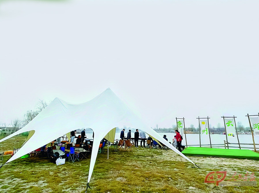 4月6日，市民在石家庄市滹沱河畔的廉州湖生态风景区享受露营乐趣。-廉州湖生态风景区供图.jpg