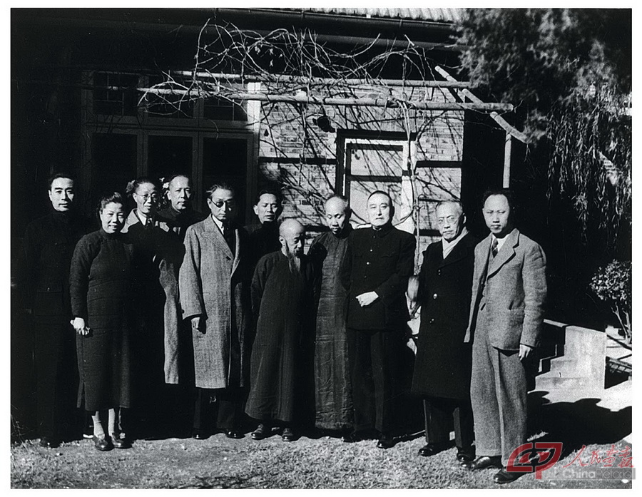 1946年11月14日，周恩来在梅园新村设便宴招待民盟代表，并在30号院内合影留念。左起：周恩来、邓颖超、罗隆基、李维汉.jpg