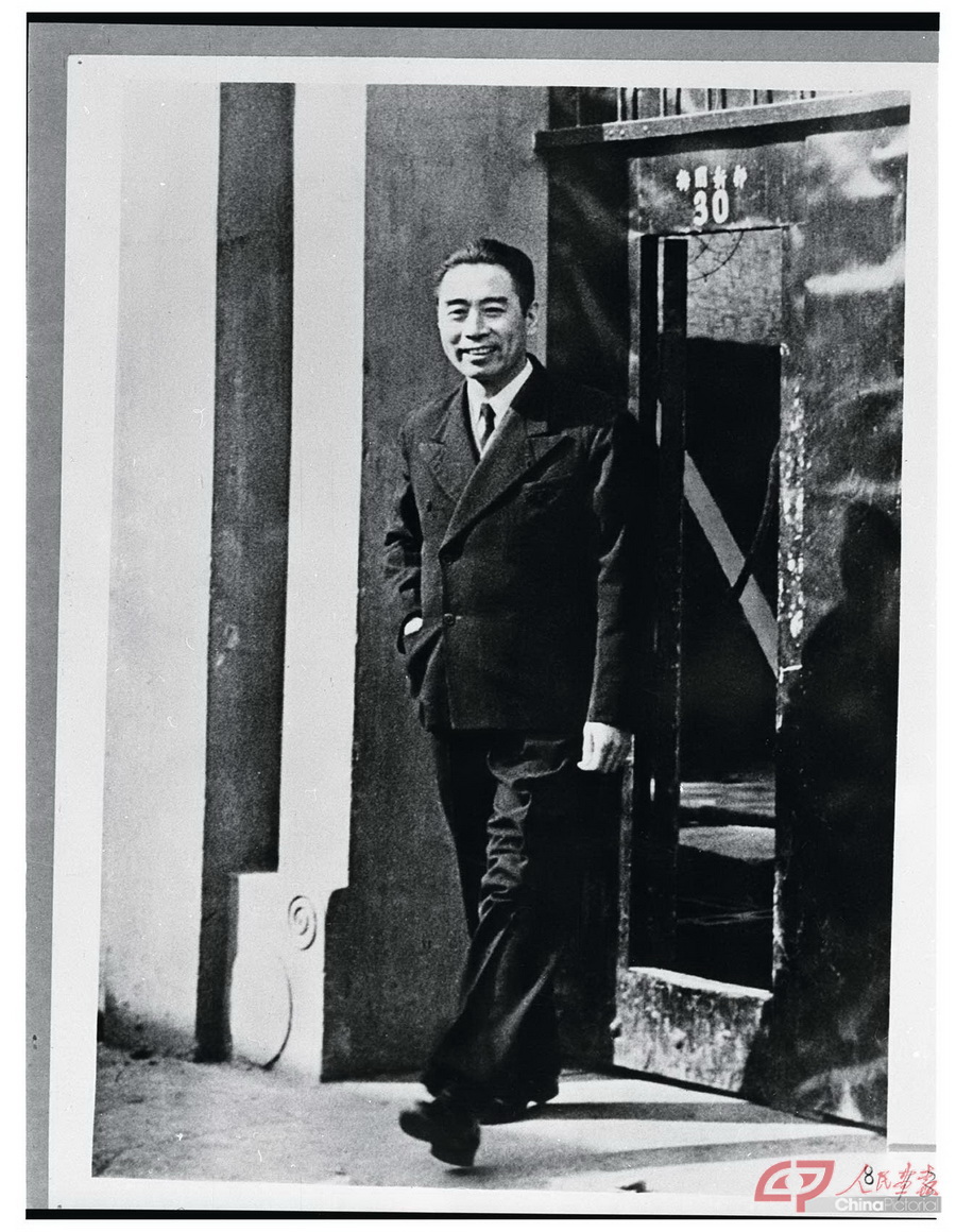 梅园新村30号1946年周恩来步出梅园新村30号大门.jpg