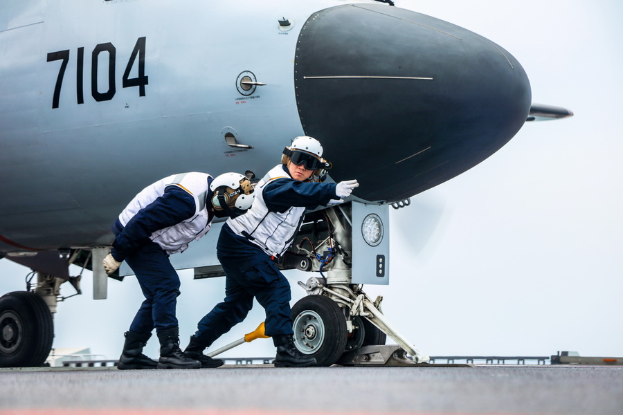 00-空警-600舰载预警机在海军福建舰电磁弹射起飞前，放飞小组在引导战机弹射入位3。李唐 摄 拷贝(1).jpg