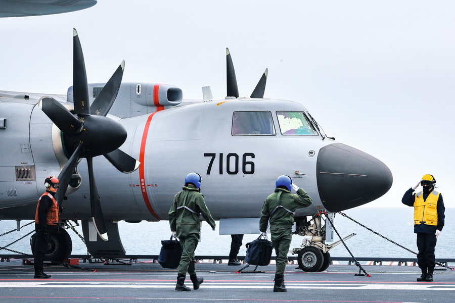 00-空警-600舰载预警机在海军福建舰电磁弹射起飞前，机组人员向放飞小组回军礼。琚振华 摄 拷贝.jpg