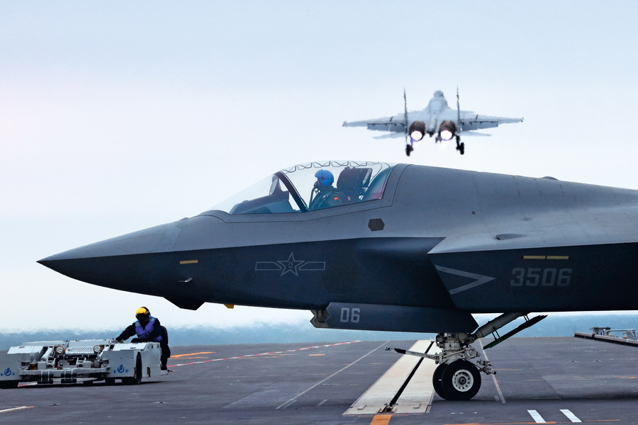 01-歼-15T舰载战斗机在海军福建舰电磁弹射起飞，歼-35舰载战斗机正在准备。琚振华 摄.jpg