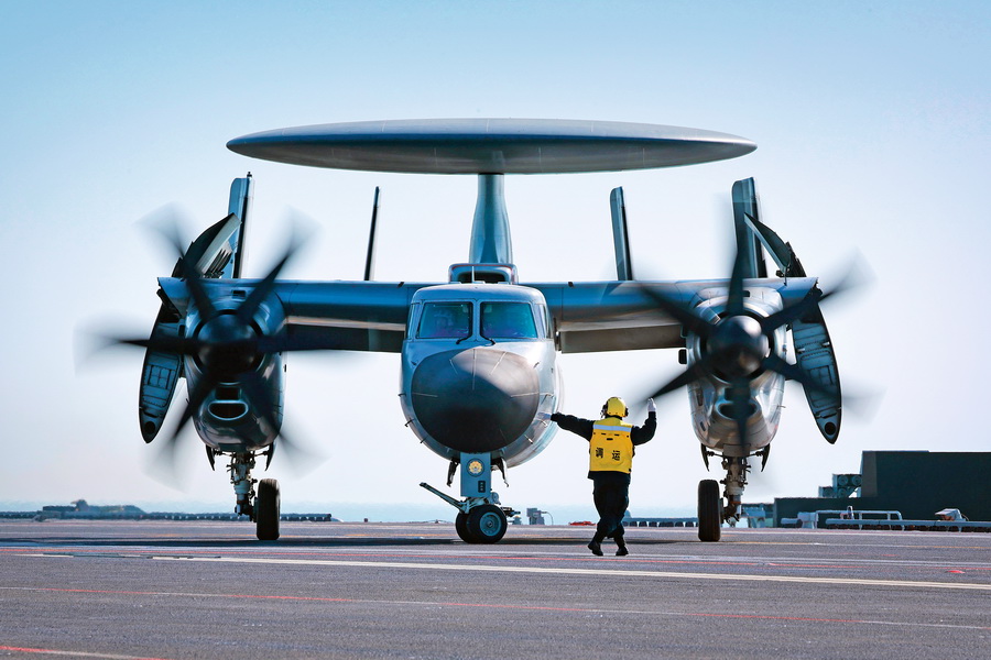 02-福建舰官兵在转运空警-600舰载预警机。琚振华 摄 (2).jpg