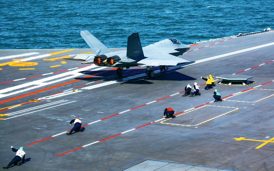 歼-35舰载战斗机在海军福建舰电磁弹射起飞2。李唐 摄 拷贝.jpg