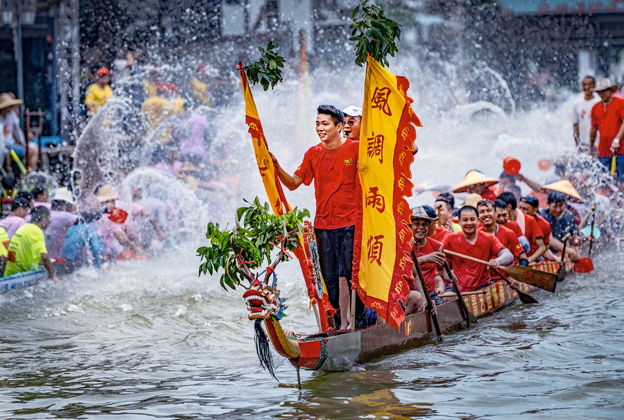 01《百龙闹江，共贺“龙母诞”》 吴雨田 摄影.jpg