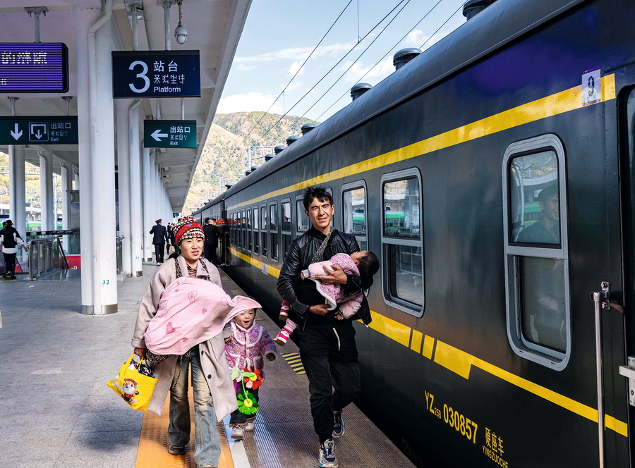 08《带着三孩回娘家》 柏和新 摄影.jpg