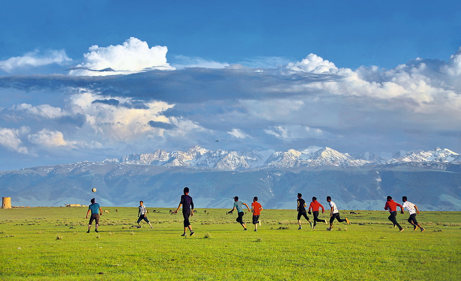 09《雪山下的足球梦》陆士德 摄影.jpg