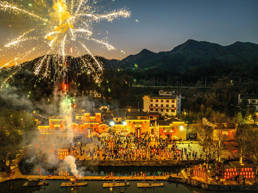 11《呈坎古村庆新年》 苗地 摄影.jpg