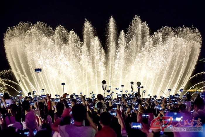 2016年5月1日，经过半年改造升级的杭州西湖音乐喷泉首次亮相，吸引了近5万市民和游客前来观看。人们纷纷举起手机、相机记录盛况。 摄影 陈中秋