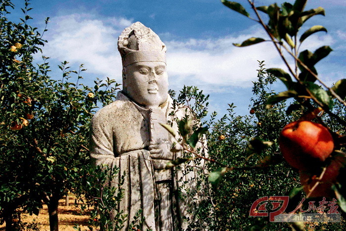 个展唐十八陵。胡武功认为唐陵实际上是唐文化的载体，一方面体现了当时的皇权，同时作为石雕艺术，又体现了唐代社会、经济、生产力发展的状况。 摄影 胡武功