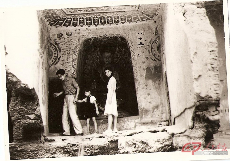 40年代带子女在洞窟前.jpg