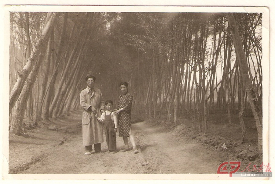 1946年常书鸿与女儿儿子在莫高窟林荫道合影.jpg