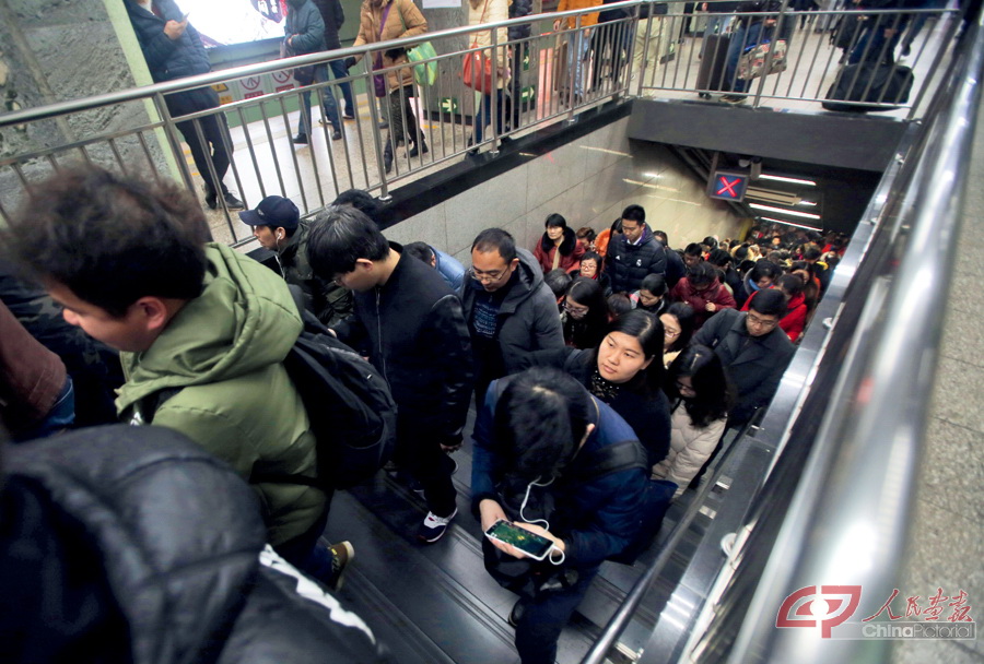 5、2月16日早晨，姜京子伴随着北京上班早高峰的人流换乘地铁。.JPG