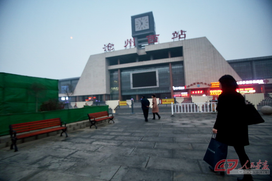 3a、2月15日早晨，天刚刚亮，月亮还未落下，姜京子就已来到高铁站，准备乘车到北京上班。.JPG
