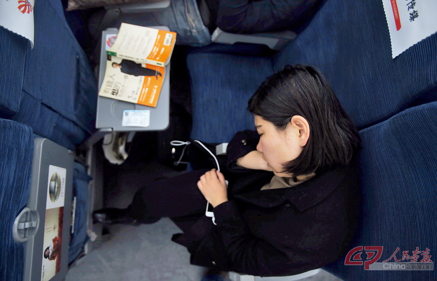1、2月14日晚上，姜京子准时坐上了北京开往沧州的高铁列车，1个小时的车程，她吃了份从火车站买的凉皮，和家人视频聊了会天.JPG