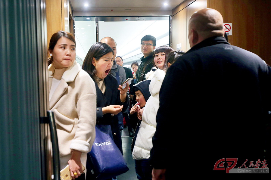 13、2月14日晚上，高铁即将驶入沧州西站，姜京子在等候下车的时候打起了哈欠。.JPG